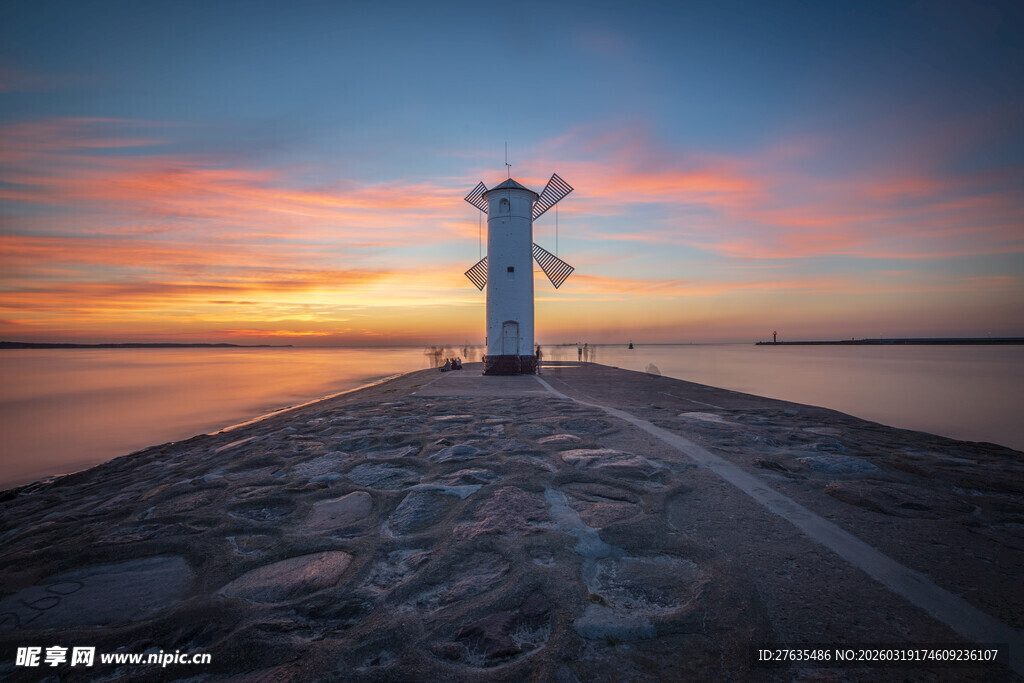 海边灯塔日落美景