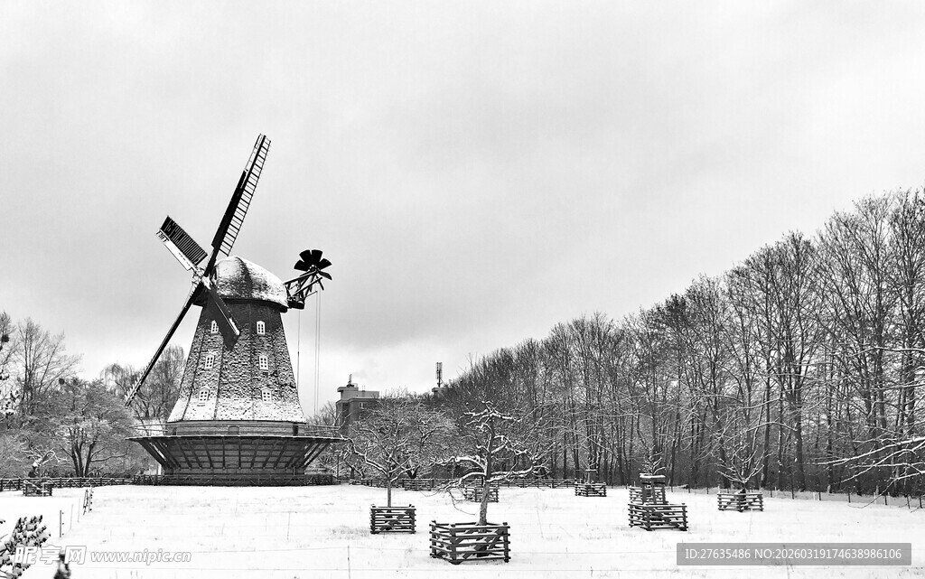 冬日雪景中的古老风车