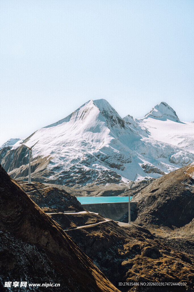 雪山下的静谧蓝色湖泊