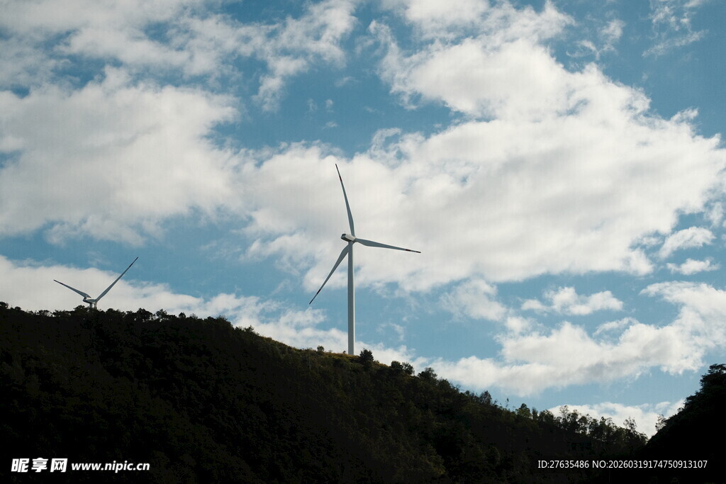 山坡上的风力发电机