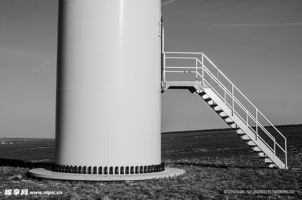 风力发电机底部与楼梯
