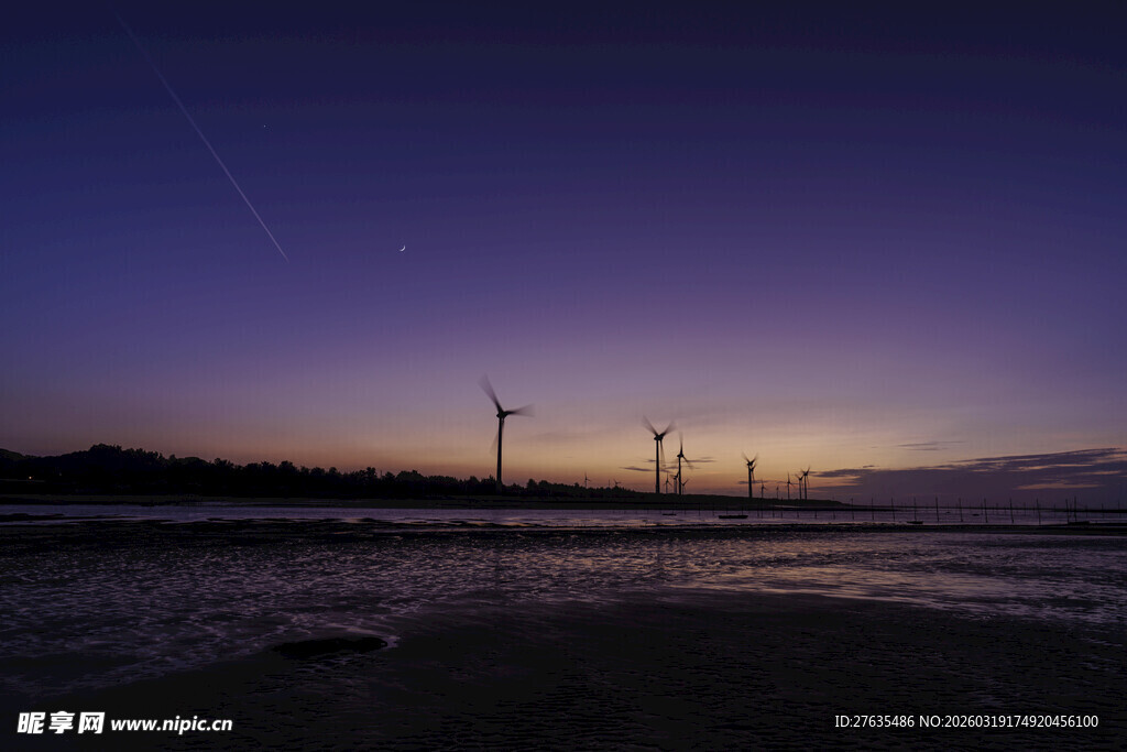 海边暮色中的风力发电机组