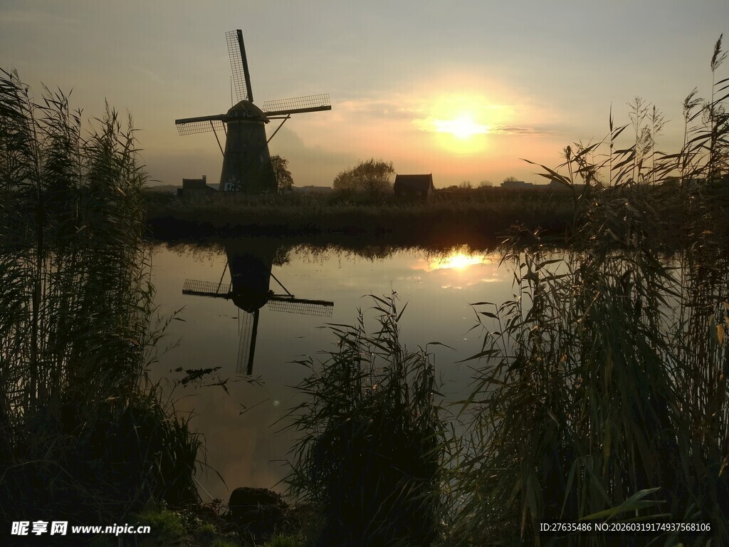 夕阳下的荷兰风车美景