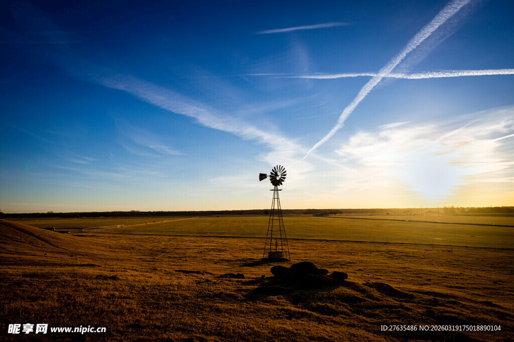 草原日落中的孤独风车