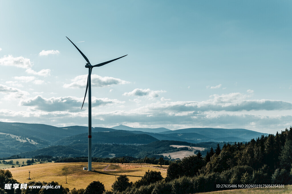 田野上的风力发电机