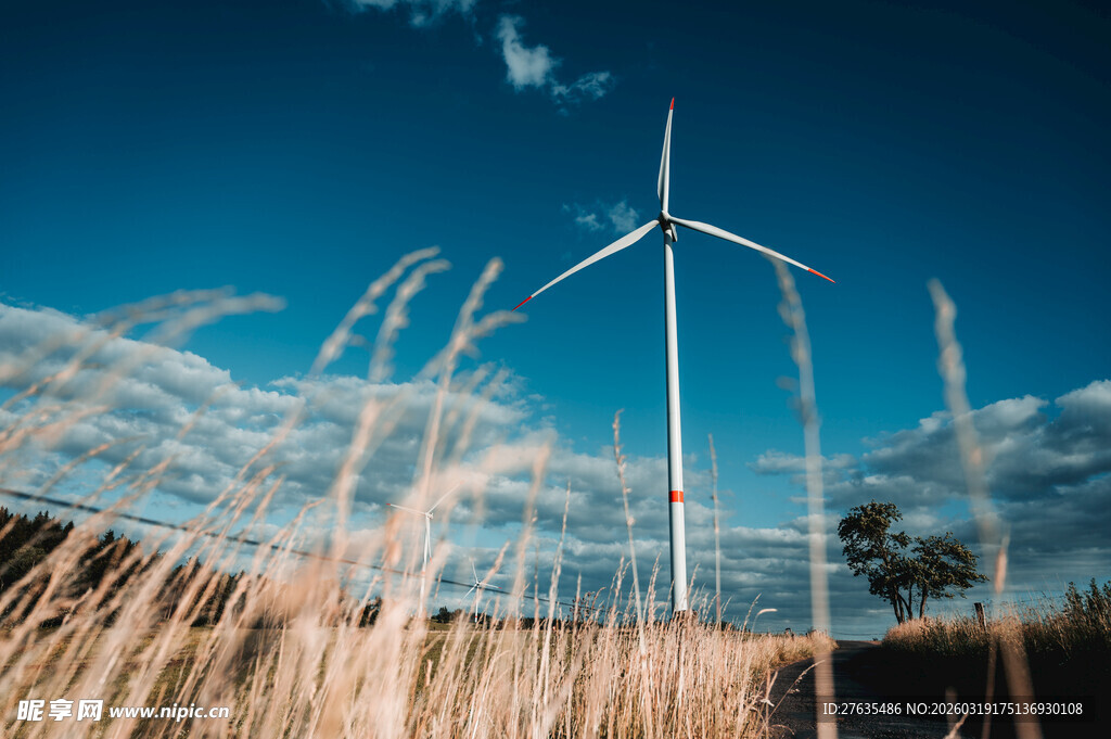 田野中的风力发电机