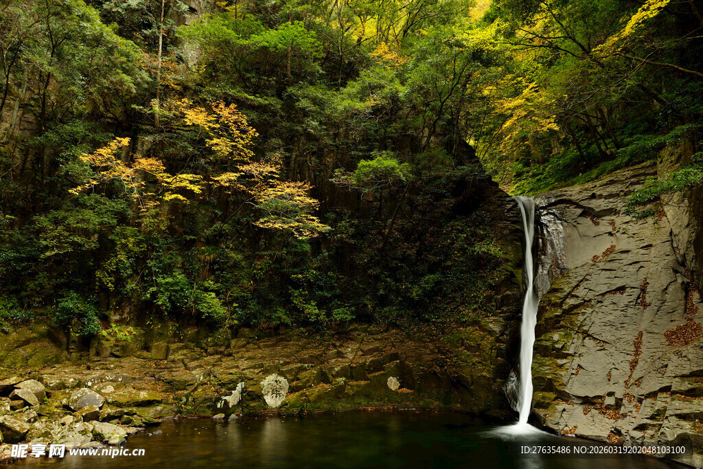 山间瀑布旁的清幽景致