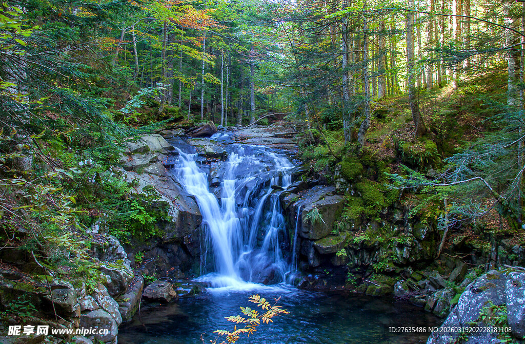 山林间的秀丽瀑布景观