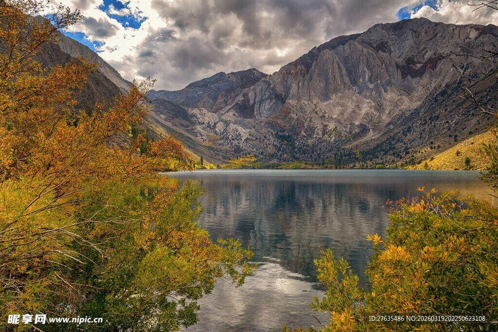 秋日山间静谧湖泊美景