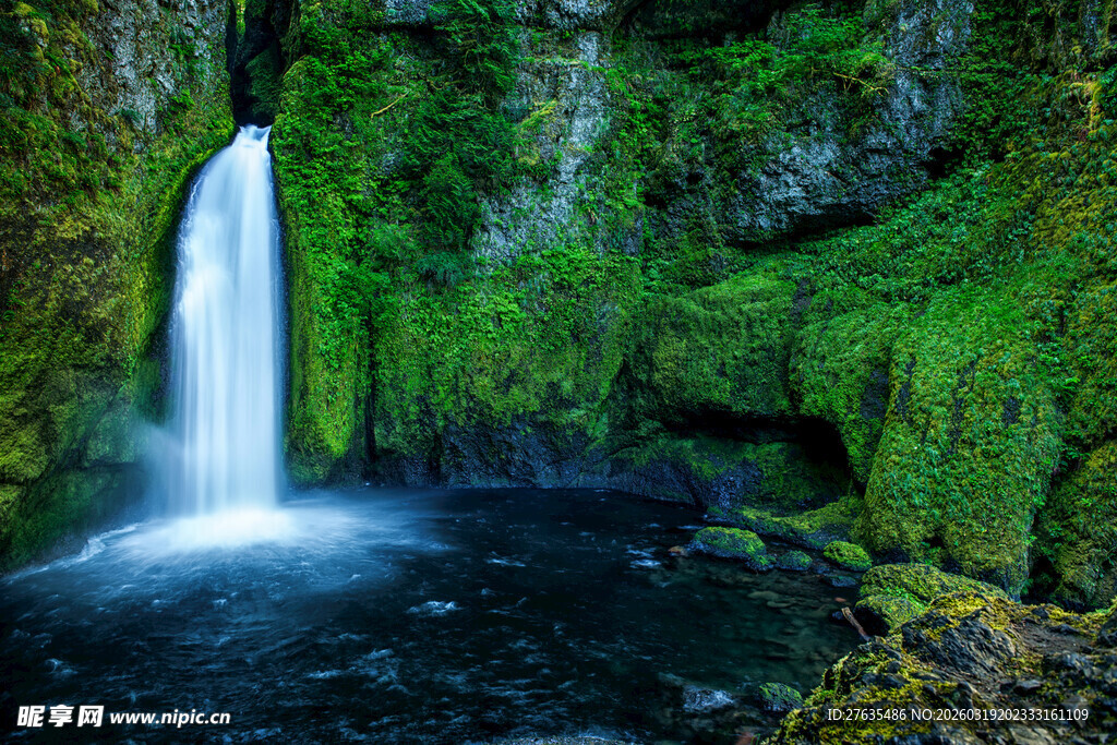 翠绿山间的灵动瀑布
