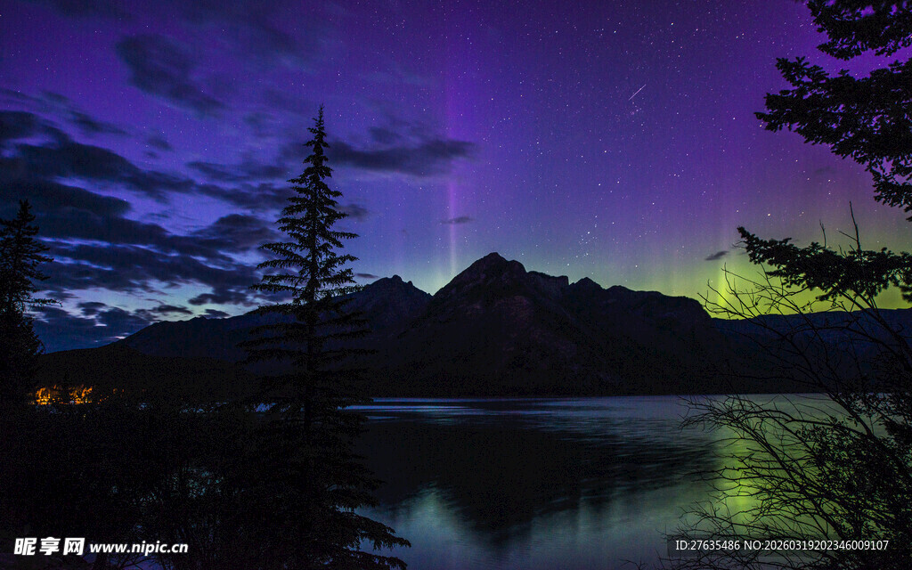 极光下的静谧山水夜景