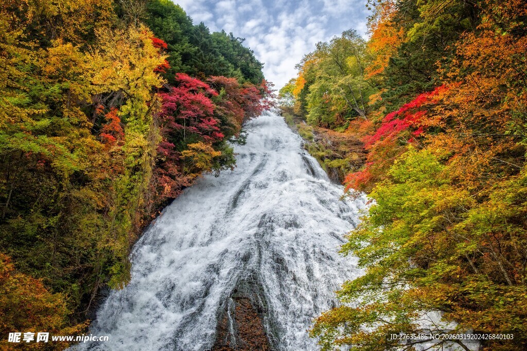 秋日山林间的壮美瀑布