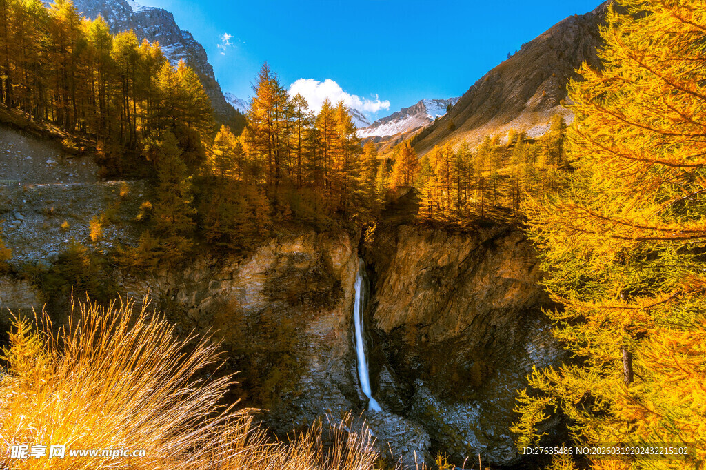 秋日山间瀑布壮丽美景