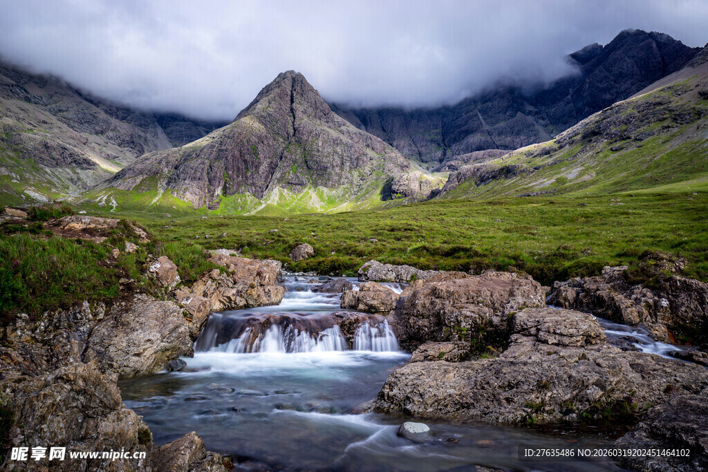 山间溪流旁的壮美山峦