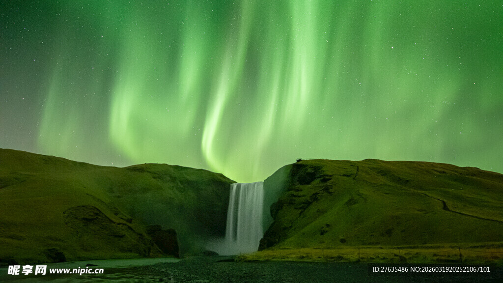 冰岛极光下的壮美瀑布