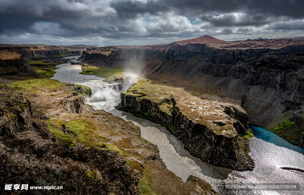 冰岛壮丽河流与峡谷景观