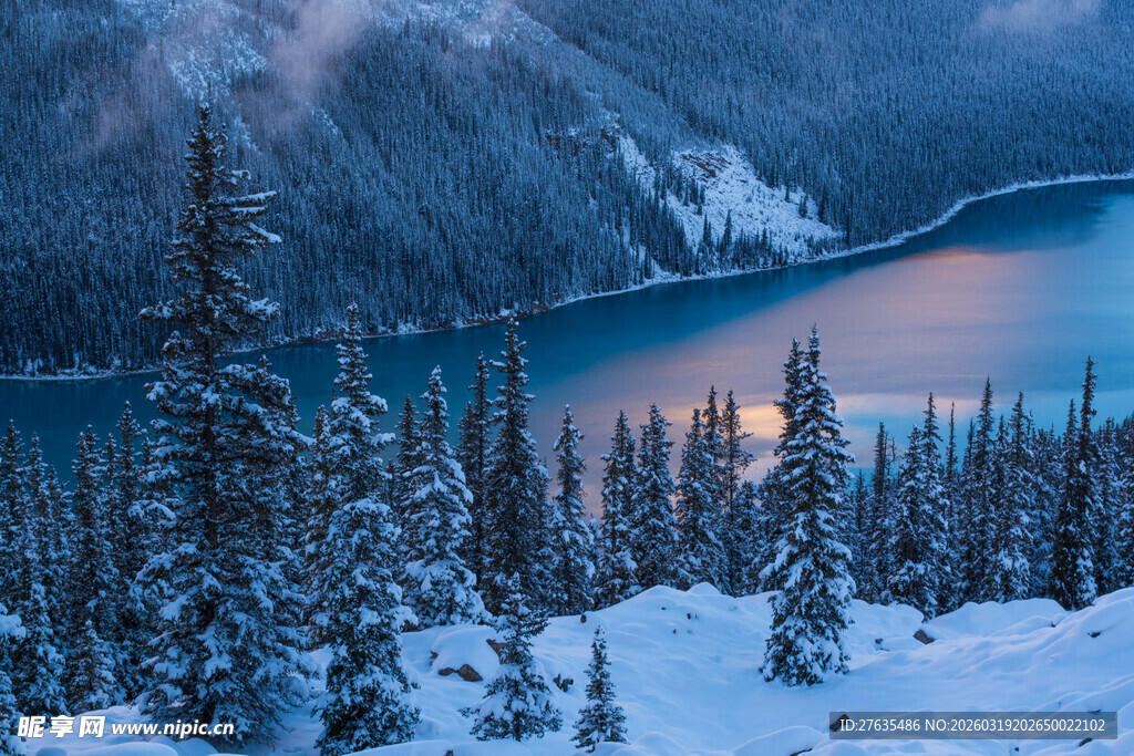 冬日雪山湖畔的静谧美景