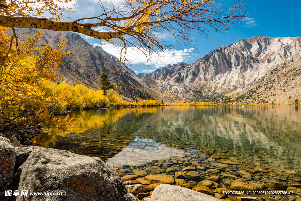 秋日山间湖泊美丽景致