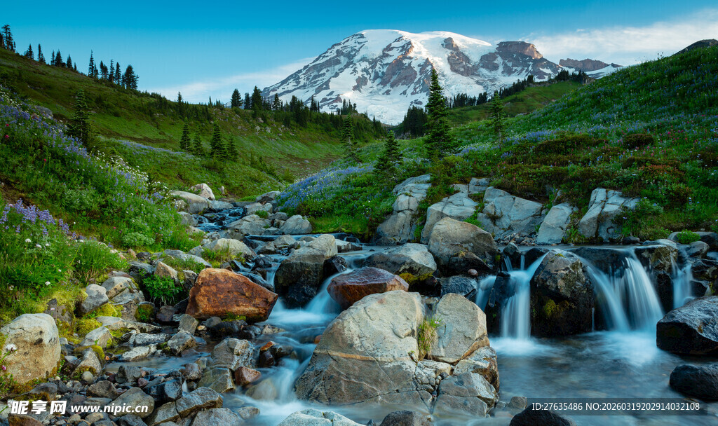 山间溪流旁的壮丽雪山景色