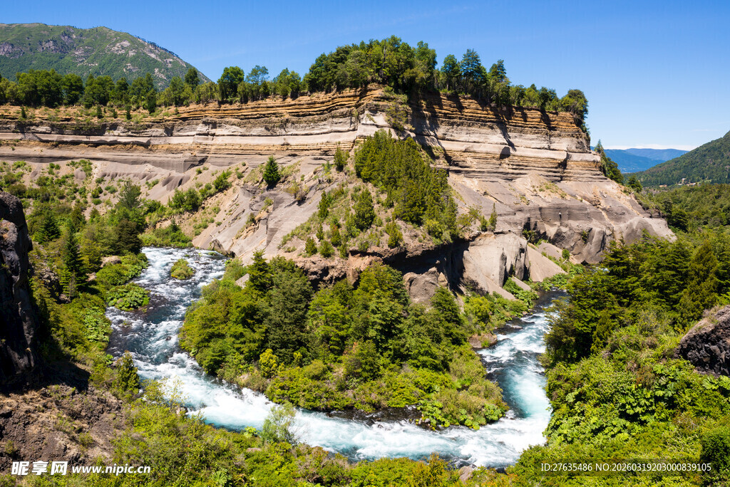 山间蜿蜒河流与葱郁景致
