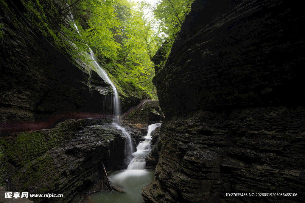 山间幽谷瀑布景观