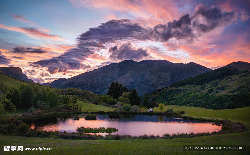 湖畔晚霞下的壮美山峦