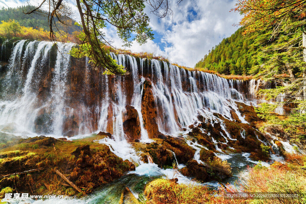 山间壮丽瀑布自然美景