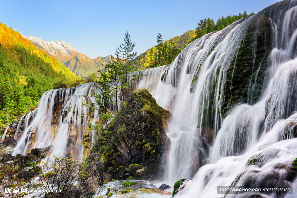 山间壮丽瀑布自然美景