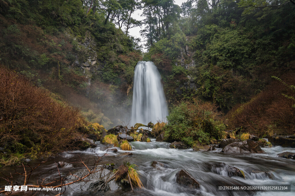 山林间的壮观瀑布景观