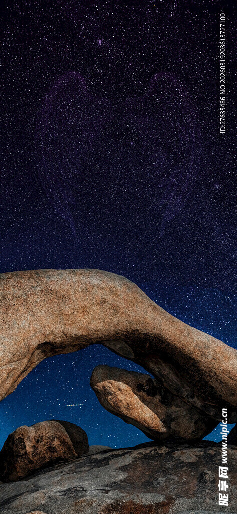 星空下的拱形岩石奇观
