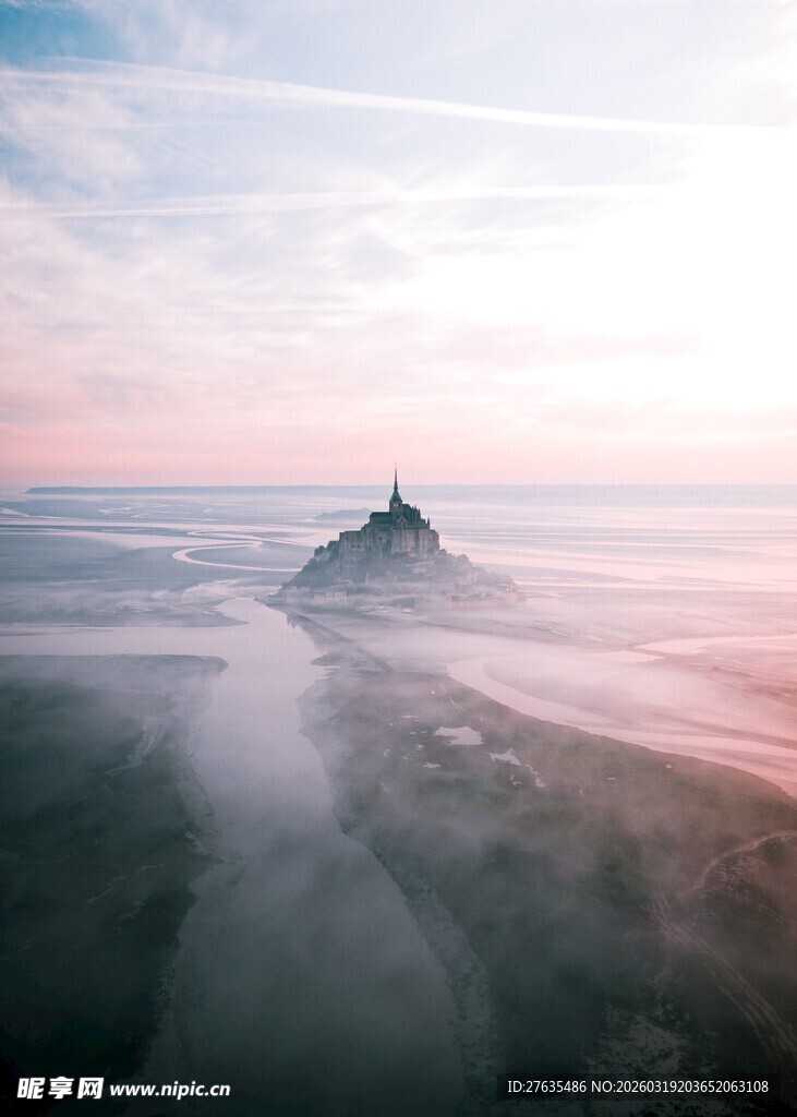 海上孤峰云雾缭绕之景