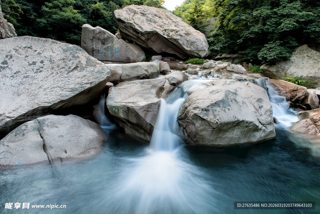 山间溪流与巨石美景