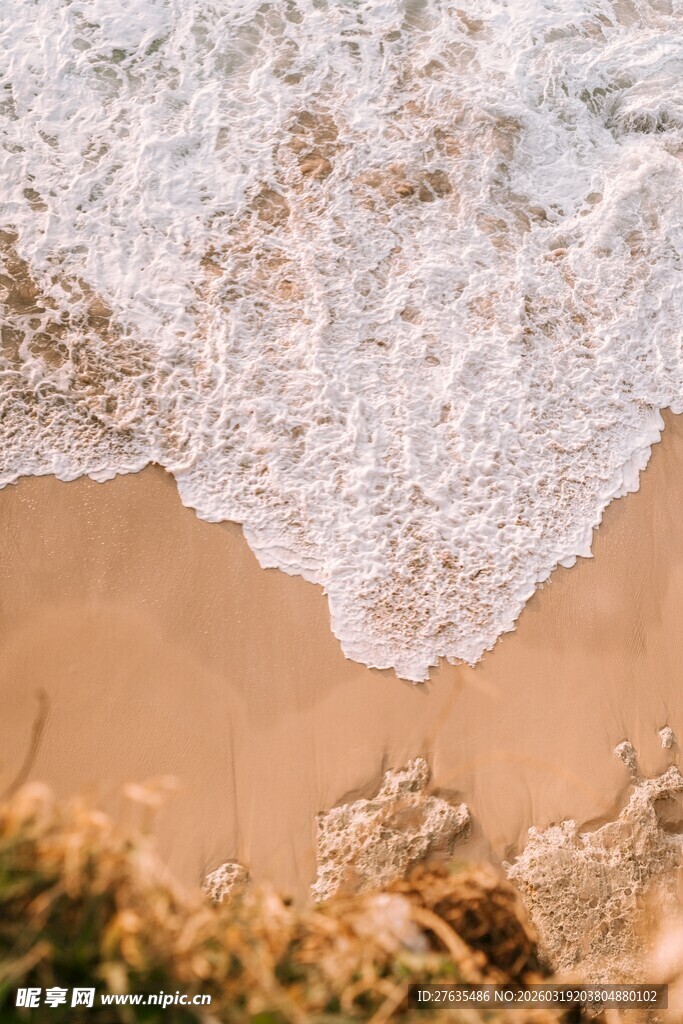 海浪轻吻沙滩的美丽瞬间