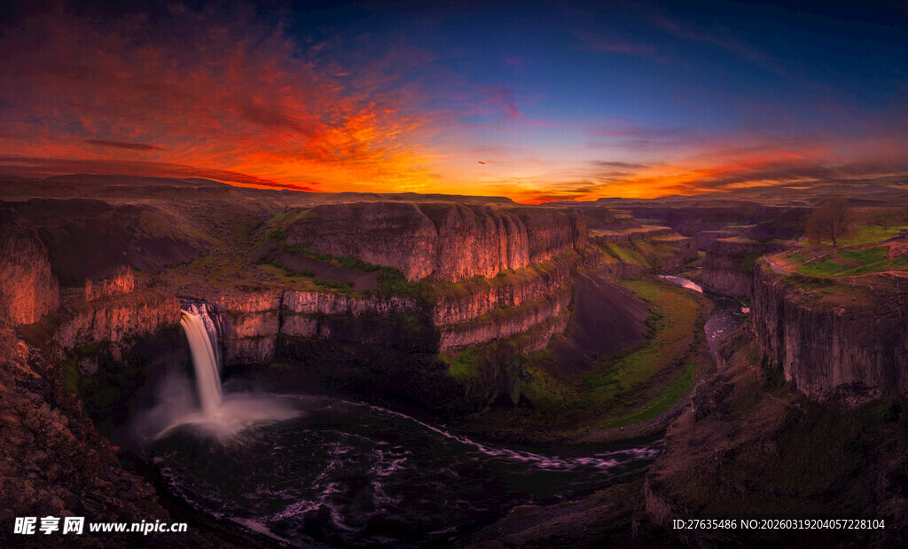 壮丽峡谷瀑布的绚烂黄昏