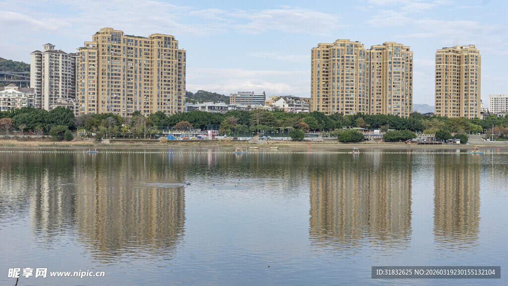 湖畔高楼倒影美景