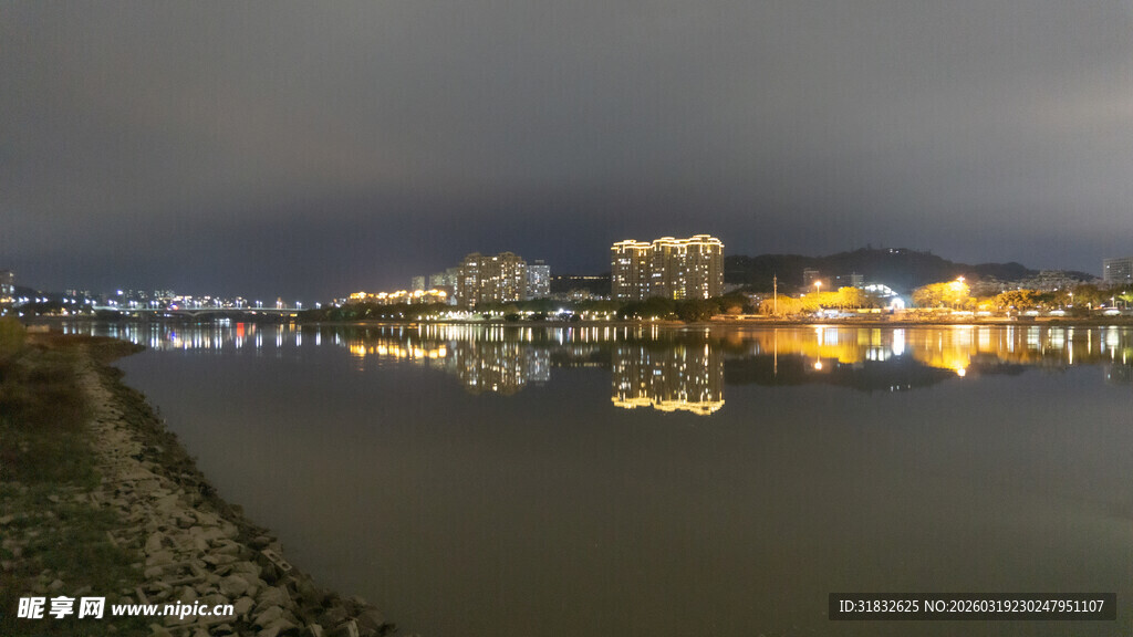城市夜景湖畔璀璨灯火