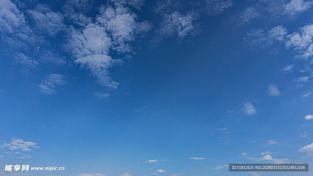 晴朗蓝天 飘浮朵朵白云