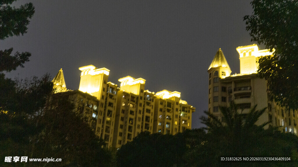 夜幕下的璀璨高层住宅