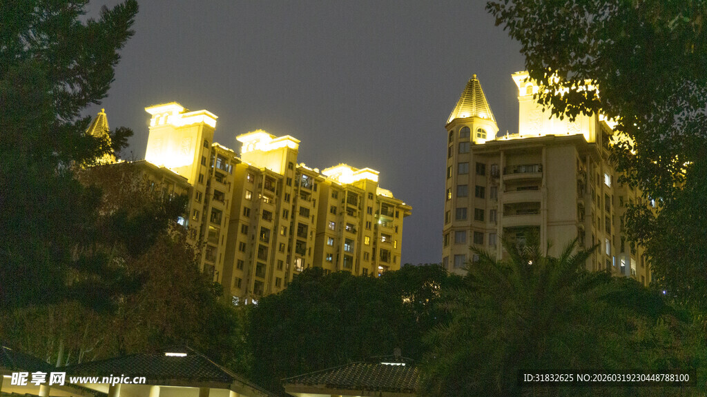 城市夜景中的璀璨高楼