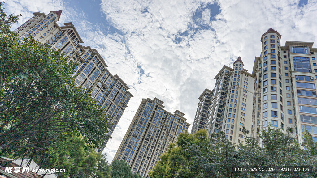 城市林立高楼与葱郁绿树