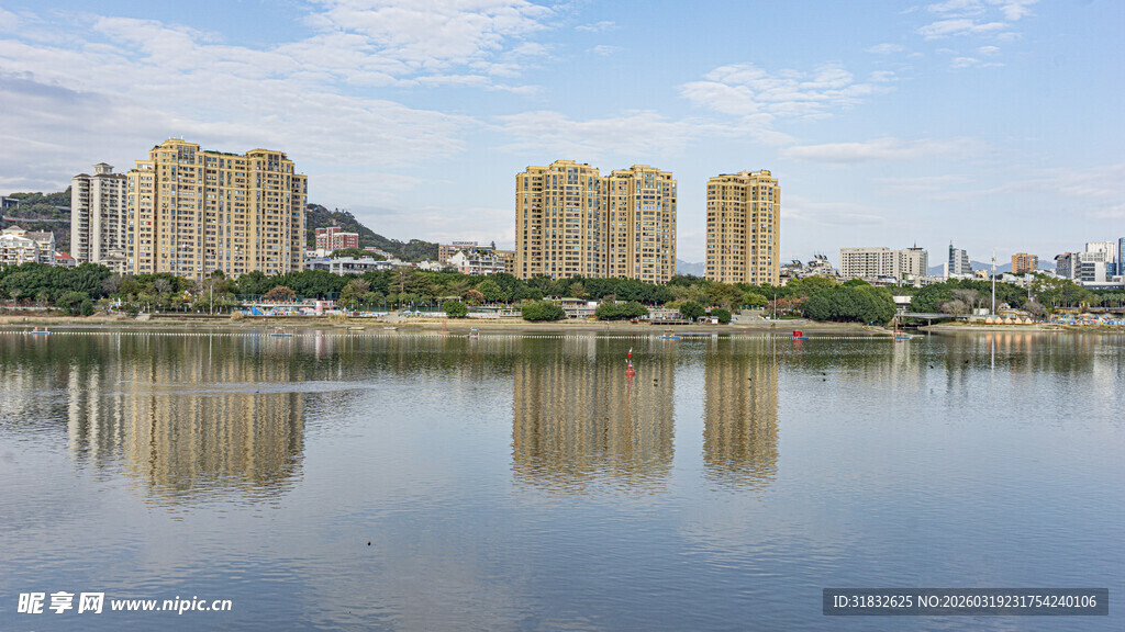 湖畔高楼倒影美景