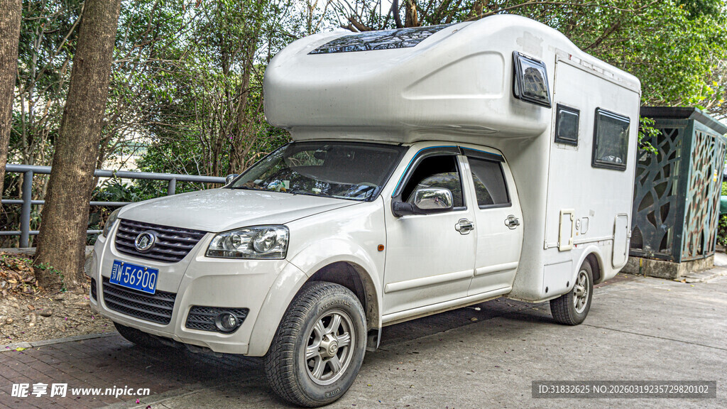 白色越野房车停于林间