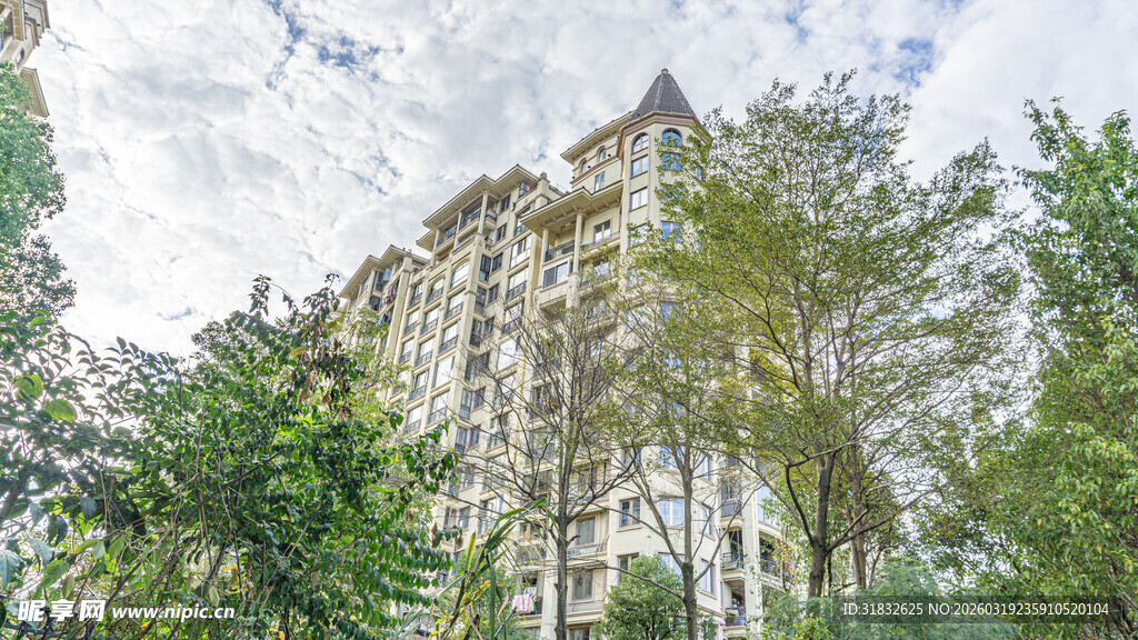 山林间的古老石砌建筑