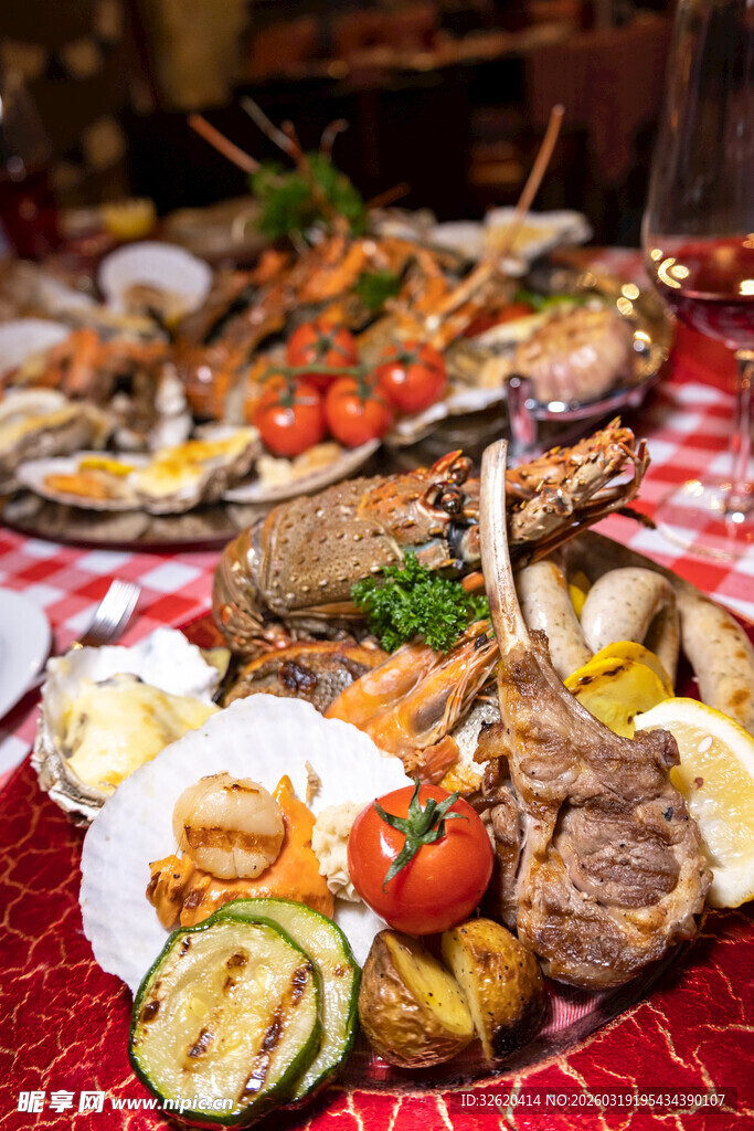 丰盛海鲜烤肉美食拼盘