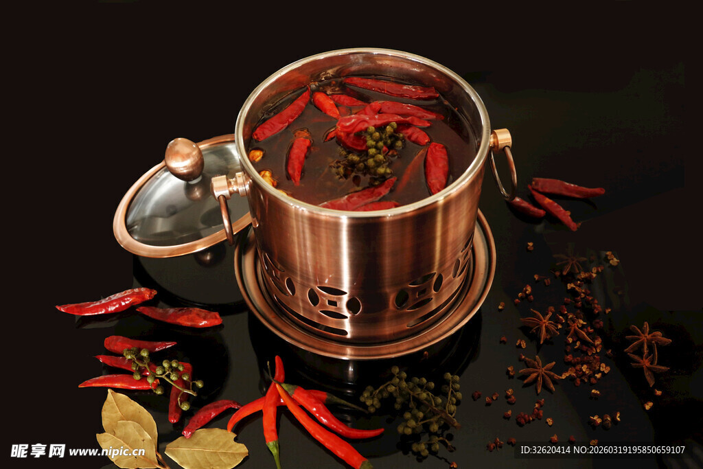 铜锅盛火辣香料
