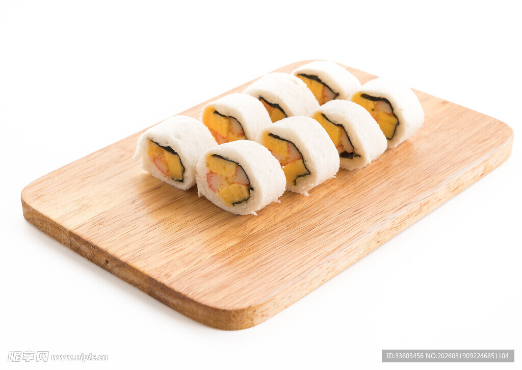 木制托盘上的美味寿司卷
