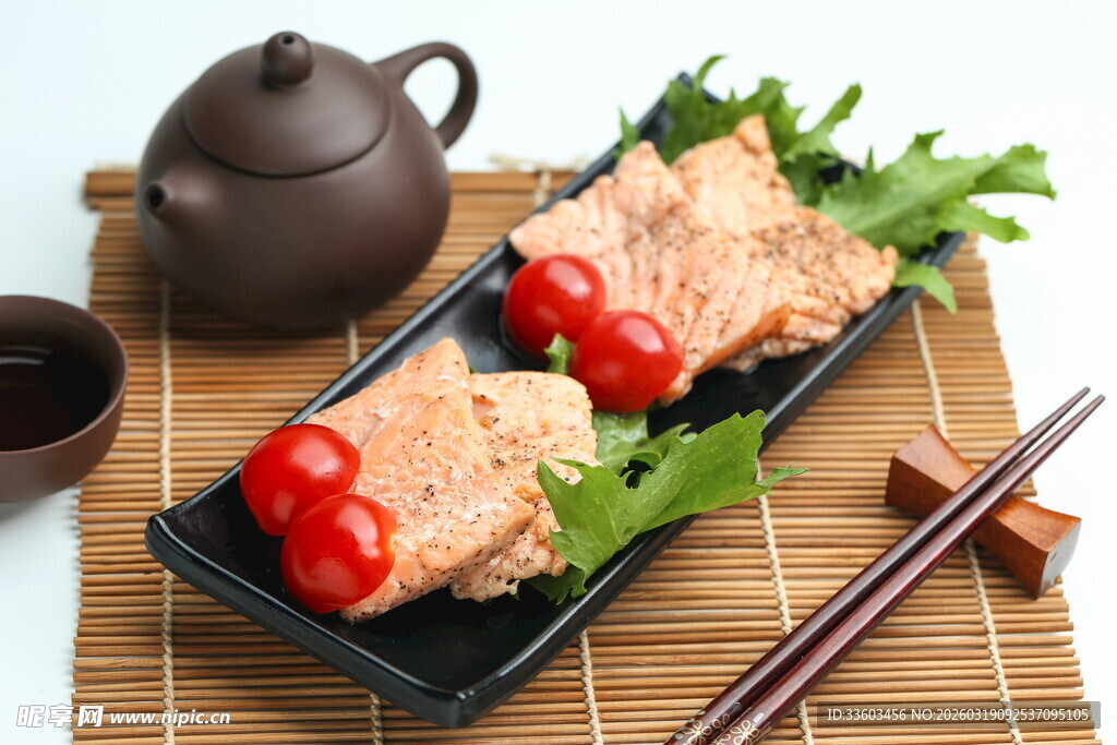 美味卤味拼盘配茶具