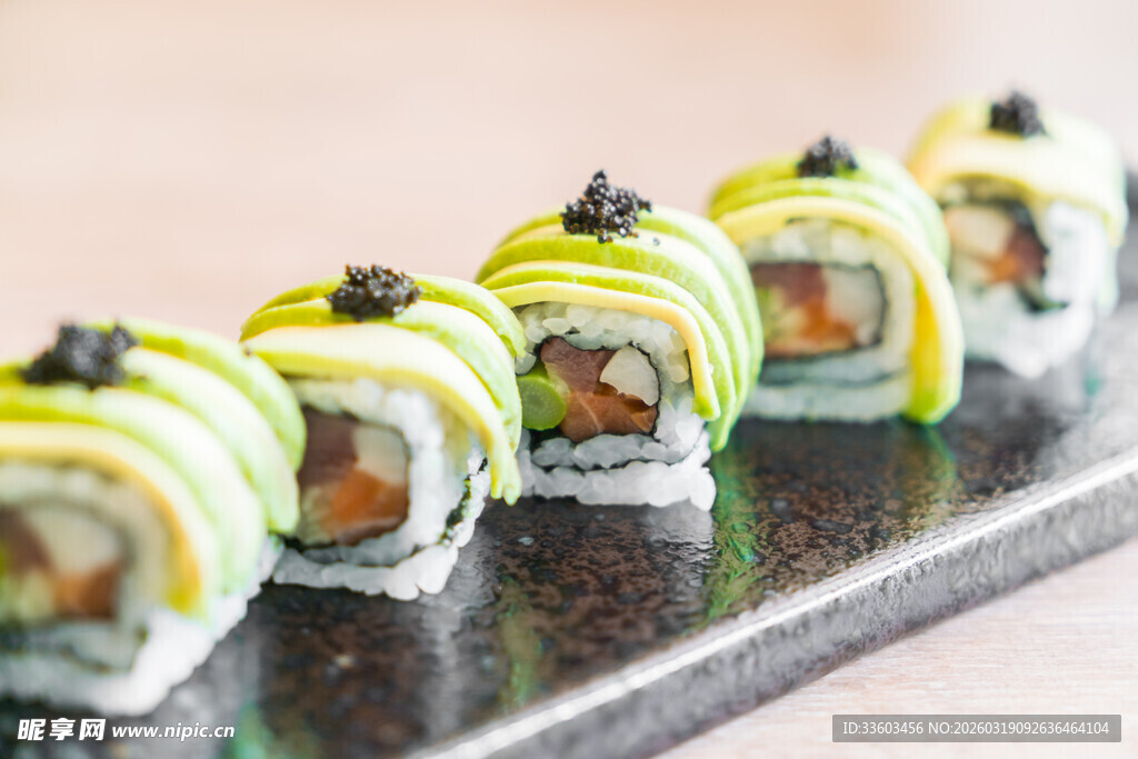 美味寿司卷整齐排列