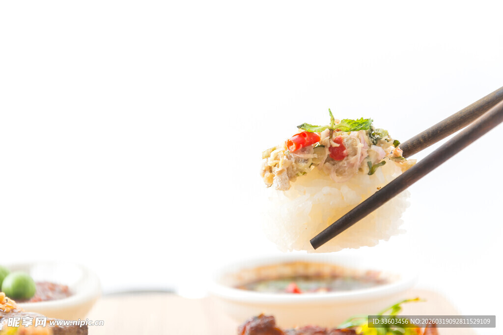 筷子夹起美味诱人面食