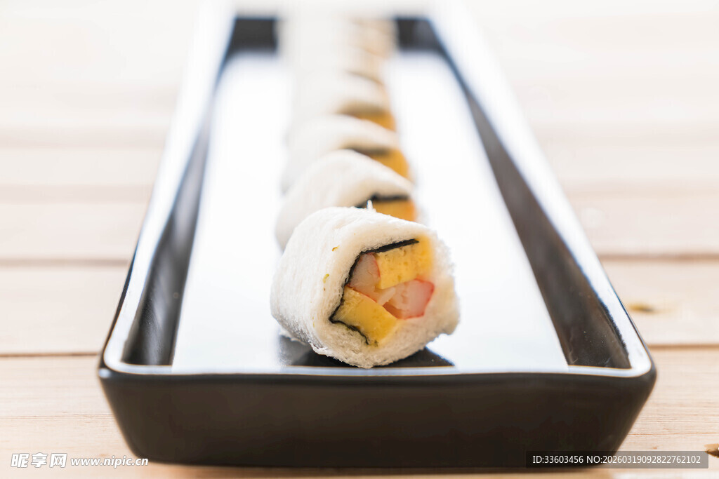 美味寿司卷置于黑色托盘